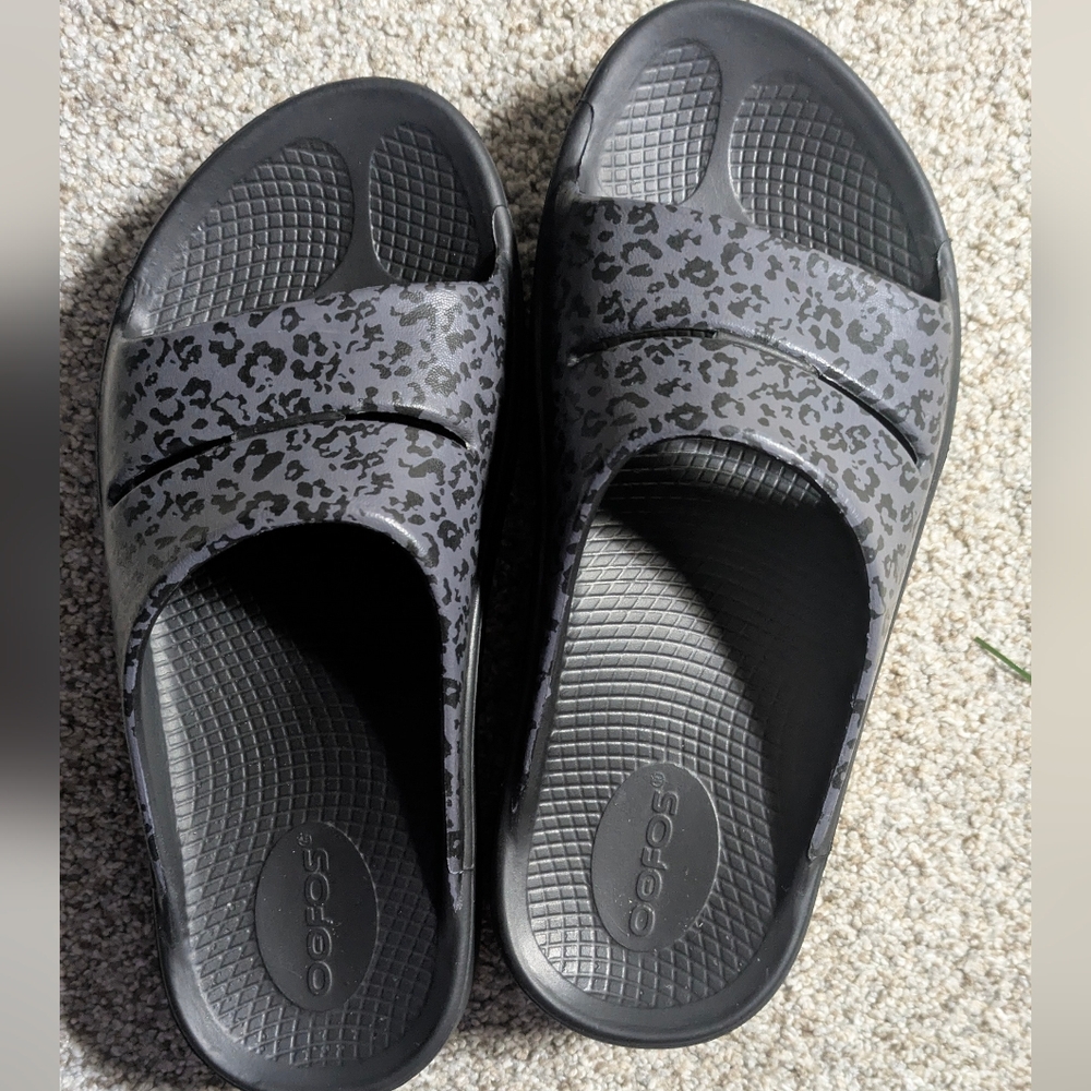 Oofos Ooahh Gray Animal Print Slip On Slides Sandals Size 37 EU Size 6 Women’s